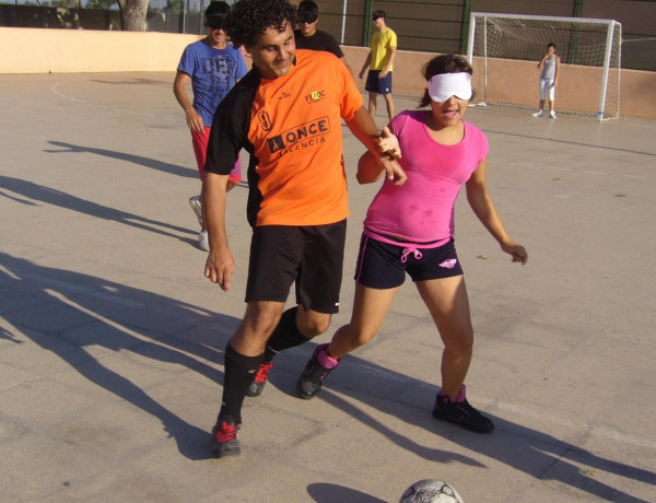 Menores del Centro de Acogida Campanar participan en un entrenamiento del Club de Fútbol Ciegos de Valencia