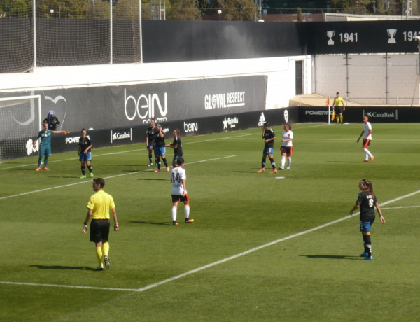 Menores del centro ‘Anassim’ asisten a un partido del Valencia CF femenino