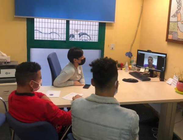 El futbolista Ahmed Belhadji comparte una charla telemática con los jóvenes atendidos en ‘Oriola’ y ‘Lucentum’ de Alicante