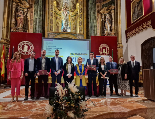 Foto de familia de las entidades premiadas y las autoridades