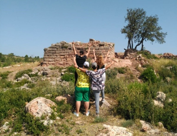 Los menores atendidos en el centro ‘Mas de la Pinaeta’ (Valencia) visitan un yacimiento histórico de la Sierra Calderona 