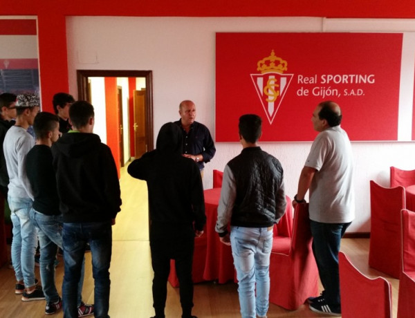 El Real Sporting de Gijón recibe en sus instalaciones a los menores de la Unidad Residencial ‘El Acebo’ de Santander
