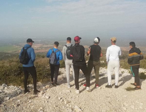Un grupo de jóvenes atendidos en el centro de acogida ‘Ullals III’ en Ulldecona (Tarragona) llevan a cabo una excursión a la Serra de Godall. Fundación Diagrama. Cataluña 2020. 