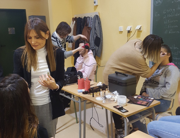 Un grupo de jóvenes atendidos en la residencia ‘Els Reiets’ de Alicante realizan un taller de peluquería, maquillaje y estética. Fundación Diagrama. Comunidad Valenciana 2020. 