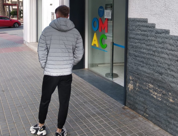 Un grupo de jóvenes atendidos en el Hogar de Acogida ‘El Palmeral’ de Elche visitan distintos servicios y organismos de la ciudad