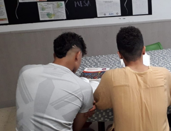 Un grupo de jóvenes atendidos en la Residencia ‘Llauradors’ de Elche (Alicante) reciben una beca del Ministerio de Educación y Formación Profesional