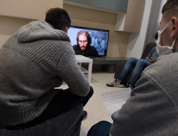 Un grupo de jóvenes atendidos en la residencia ‘Pi Gros’ de Castellón asisten a una charla online con el artista audiovisual Víctor Brossah
