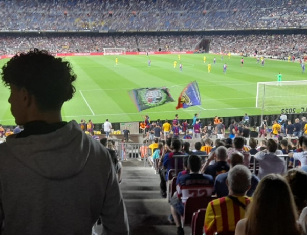 Un grupo de jóvenes atendidos en el Servicio de Primera Acogida 'Montsià' de Amposta (Tarragona) asisten al último encuentro de liga del F.C. Barcelona. Fundación Diagrama. Cataluña 2022.