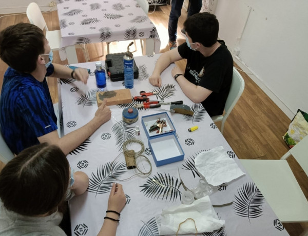 Un grupo de jóvenes del Hogar de Convivencia en Grupo Educativo de Toledo participan en un taller de orfebrería. Fundación Diagrama. Castilla-La Mancha 2022