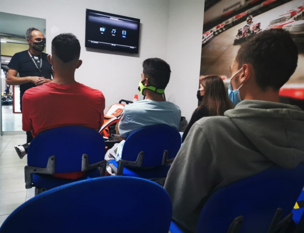 Un grupo de jóvenes del programa Punto de Partida de Las Palmas asiste a un taller de educación vial