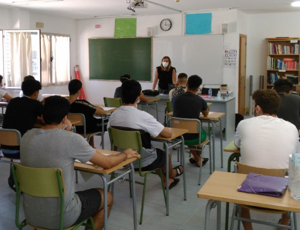 Un grupo de jóvenes de la residencia ‘La Villa’ de Villena completa un curso formativo en hostelería impulsado por la Cámara de Comercio de Alicante