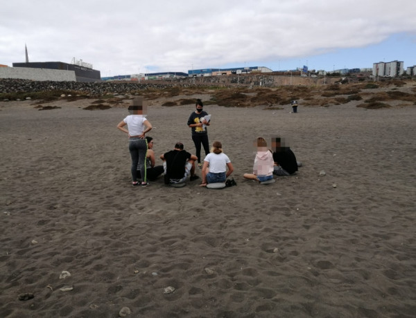 Un grupo de menores atendidos en el centro ‘Inagua’ de Las Palmas realizan un taller de sensibilización medioambiental sobre microplásticos. Fundación Diagrama 2020.