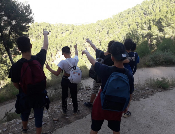 Un grupo de menores atendidos en el hogar ‘Ankaso Alguazas’ de Murcia descubren la Rambla del Puerto de la Cadena de la ciudad