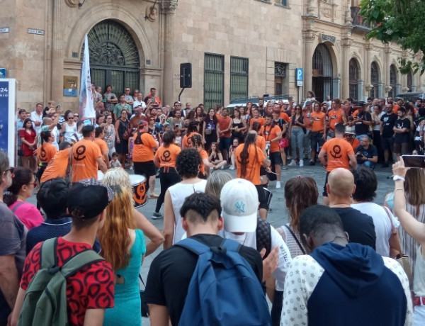 Un grupo de menores del hogar de acogida ‘Arribes del Tormes’ de Salamanca asiste a un encuentro cultural de batucadas. Fundación Diagrama. Castilla y León 2022.
