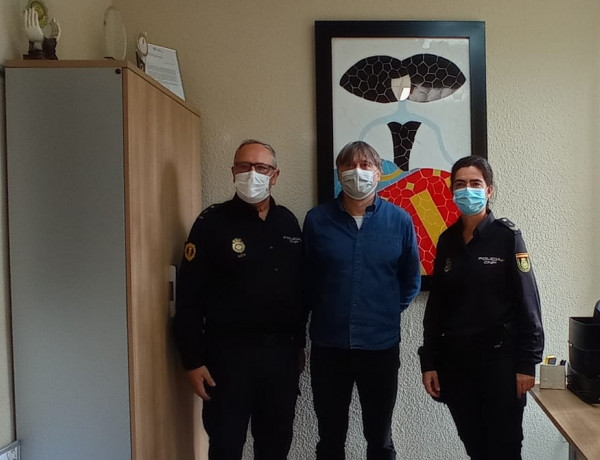 El Grupo de Menores de la Policía Autonómica de Castellón recibe un cuadro de trencadís elaborado por las personas jóvenes atendidas en la residencia ‘Pi Gros’