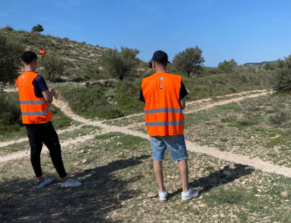 Un grupo de personas jóvenes atendidas en el hogar ‘Alácera’ de Caudete realizan labores de voluntariado en la I Alácera Trail. Fundación Diagrama. Castilla La Mancha 2022.