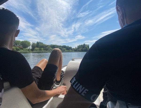 Un grupo de personas jóvenes atendidas en el hogar ‘Arribes del Tormes’ de Salamanca disfrutan de un paseo en barca por el río Tormes