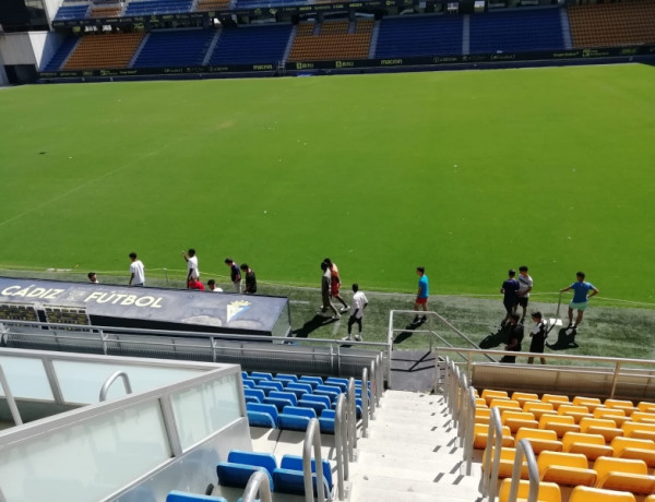 Un grupo de personas jóvenes atendidas en el Programa de Inserción Labora de Cádiz conocen el Estadio Nuevo Mirandilla. Fundación Diagrama. Andalucía 2022.