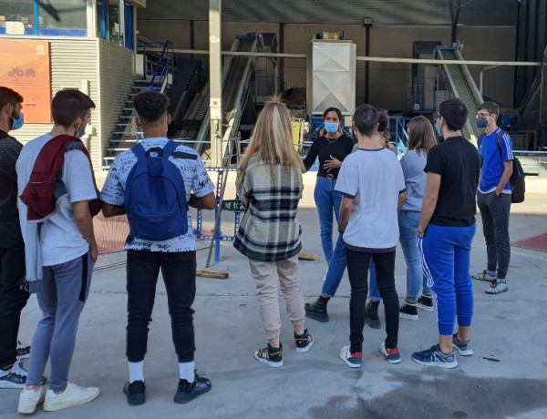 Un grupo de personas jóvenes atendidas en el Programa Labora de Jaén realizan una visita a la Cooperativa Ciudad de Jaén - Aceite de Oliva Virgen Extra