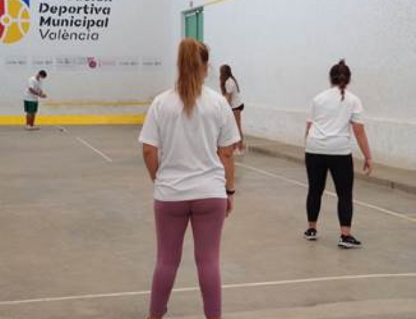 Un grupo de personas jóvenes atendidas en la Residencia ‘Campanar’ de Valencia celebran con varias actividades el 30 aniversario del Día de la Pilota