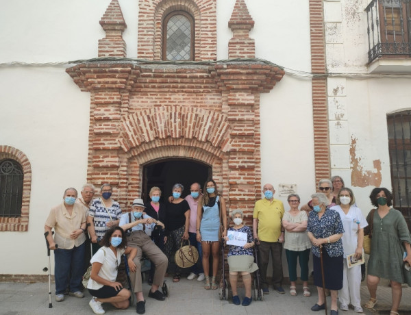 Un grupo de personas mayores atendidas en Almodóvar del Campo (Ciudad Real) visita algunos de los principales puntos culturales de la localidad. Fundación Diagrama. Castilla-La Mancha 2022.