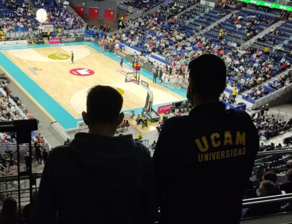 Un grupo de personas menores atendidas en el centro ‘La Zarza’ de Abanilla (Murcia) asisten a un encuentro del Real Madrid Baloncesto. Fundación Diagrama. Murcia 2022