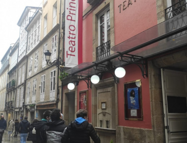 Un grupo de personas menores atendidas en el centro ‘Montefiz’ de Ourense asisten a la representación de la obra teatral ‘Debajo del tejado’