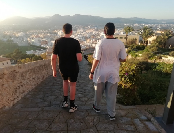 Un grupo de personas menores atendidas en el servicio de acogimiento residencial ‘Illa de Bes’ de Ibiza participa en una carrera popular urbana.