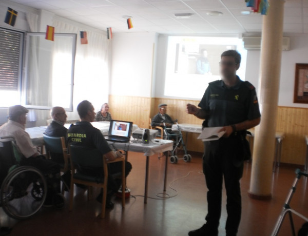 Charla sobre seguridad impartida por la Guardia Civil en la residencia 'Nuestra Señora de Cortes'. Fundación Diagrama.