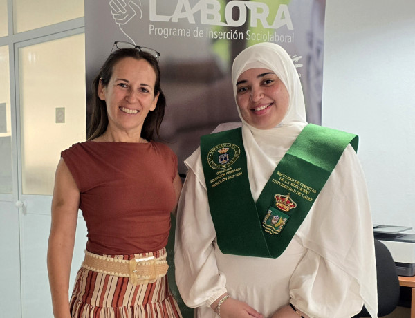 Hiba Malek, junto a su orientadora sociolaboral, antes de su acto de graduación en el Grado de Educación Primaria de la Universidad de Cádiz