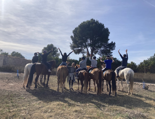 Jóvenes del hogar de acogida ‘Massamagrell’ disfrutan de una actividad al aire libre con caballos