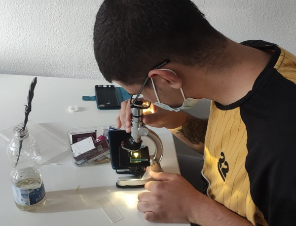 El Hogar de Convivencia en Grupo Educativo de Toledo pone en marcha una actividad de observación microscópica del entorno natural