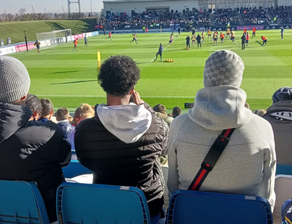 Un grupo de menores asiste a un entrenamiento del Real Madrid en la ciudad deportiva del equipo