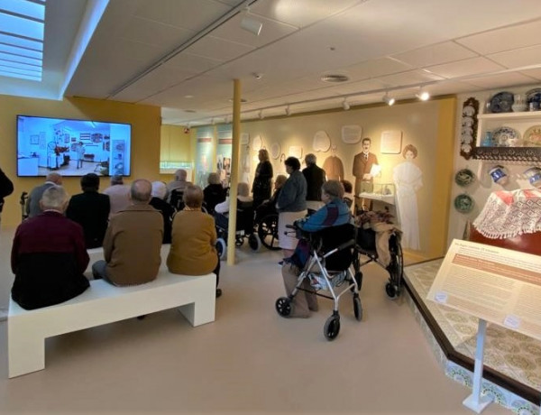 Las personas mayores ven un vídeo sobre la historia de la huerta en las instalaciones del museo