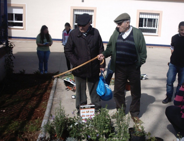 Jóvenes del Programa Labora colaboran con las personas mayores de la residencia ‘María de la Paz’ de Nerva (Huelva) para sembrar un huerto terapéutico