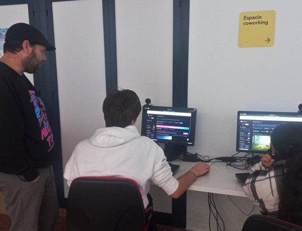 Un grupo de jóvenes adolescentes que participan en el Programa Labora de Huelva realizan un taller formativo sobre inteligencia artificial