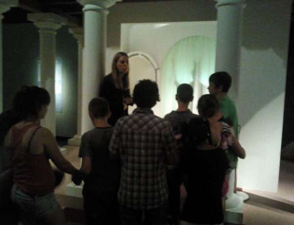 Los menores del centro ‘Lucentum’ aprenden la historia de Alicante en el Museo Arqueológico