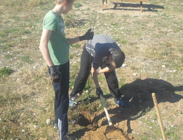 Menores del centro ‘Pi i Margall’ de Burjassot (Valencia) participan en la reforestación del cauce del río Turia