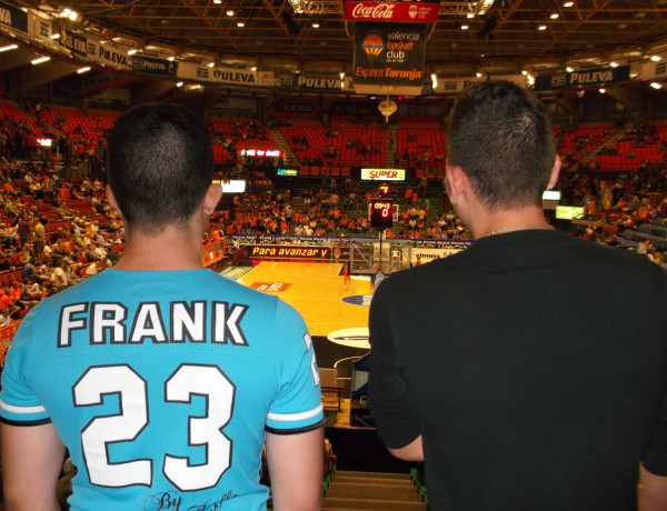 Menores del centro reeducativo ‘Mariano Ribera’, en Burjassot, asisten a la presentación del Valencia Basket