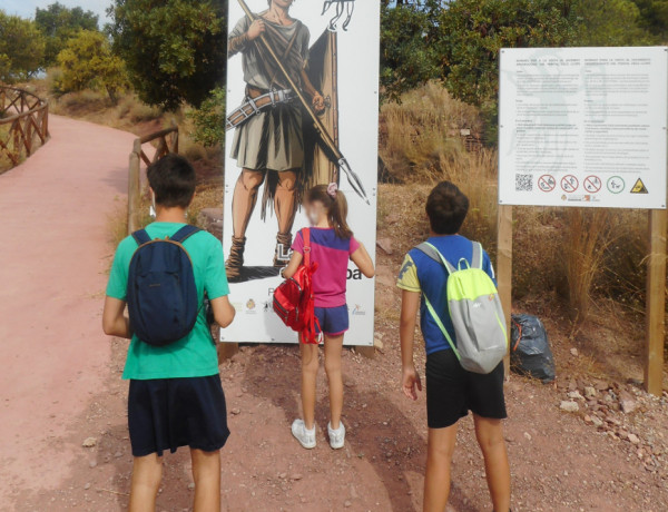 Jóvenes atendidos en la residencia ‘Massamagrell’ de Valencia visitan el poblado ibérico del Puntal dels Llop de Olocau 