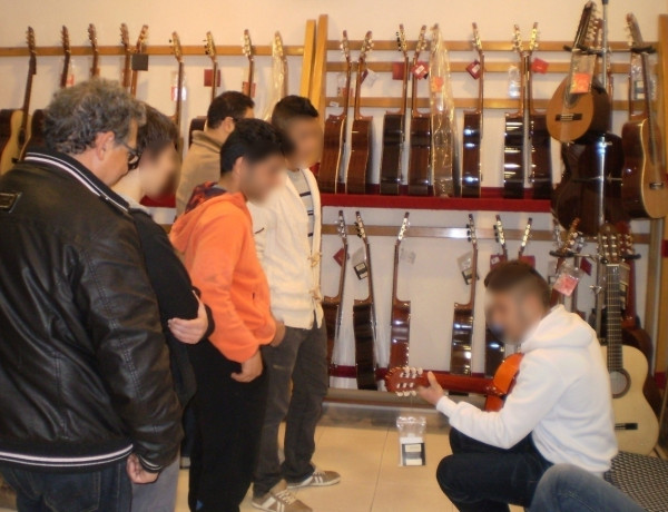 Los menores del centro ‘La Villa’ de Villena (Alicante) conocen el proceso de fabricación de la guitarra española