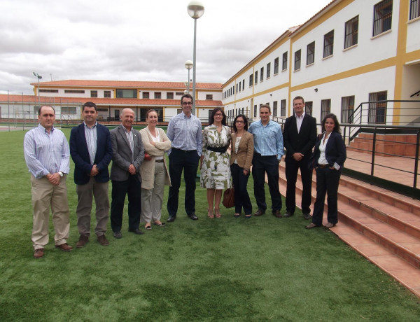 Responsables del gobierno extremeño visitan el centro de menores ‘La Cañada’, en Fernán Caballero (Ciudad Real)
