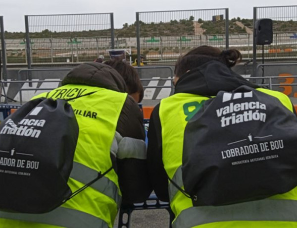 Jóvenes adolescentes participan como voluntarios en el XIX Duathlon Circuit Ricardo Tormo de Cheste