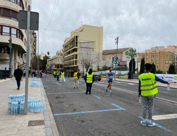 Jóvenes del hogar de acogida ‘Oriola’ colaboran en la organización de la Media Maratón Ciudad de Orihuela