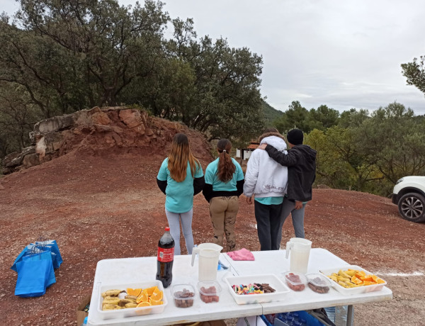 Jóvenes adolescentes realizan labores de voluntariado en la carrera Trail Marines Vell