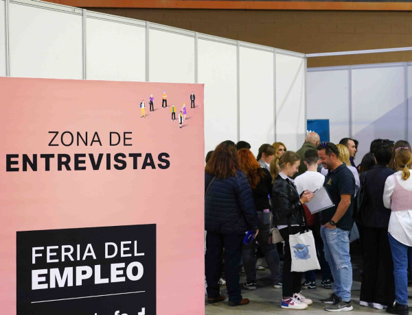 Chicos y chicas jóvenes atendidos en el Programa Labora de Málaga acuden a la Feria de Empleo del IMFE