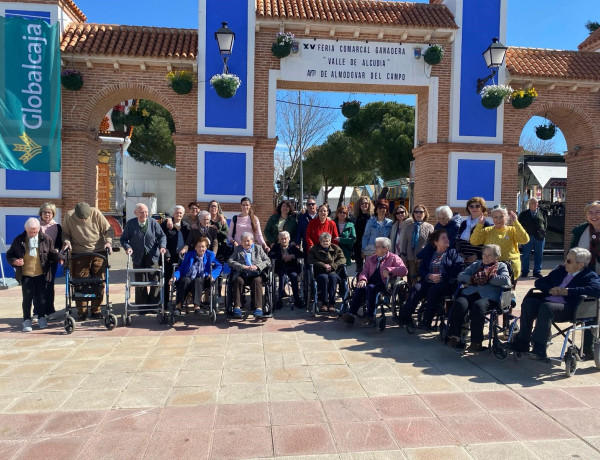 Personas mayores visitan la feria de ganado de Almodóvar del Campo