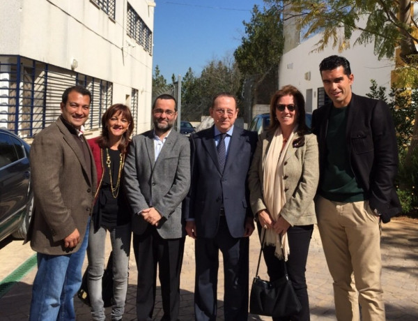 El consejero Emilio de Llera, junto a Mercedes Fernández, Carmen Belinchón, Emilio Fernández, Manuel Fernández y Daniel Elizarán