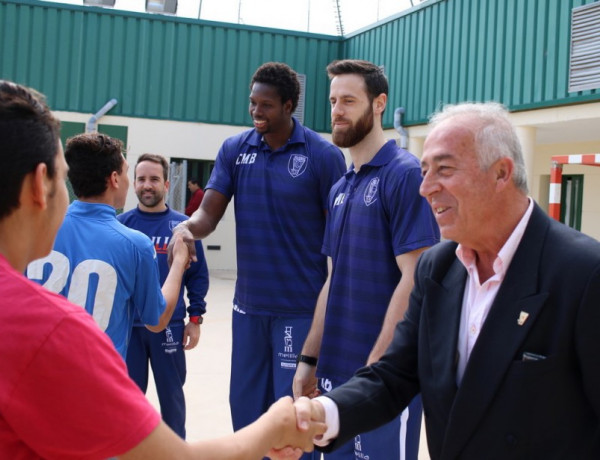 Los menores del centro ‘Ciudad de Melilla’ viven una jornada deportiva con dos jugadores del club de baloncesto de la ciudad