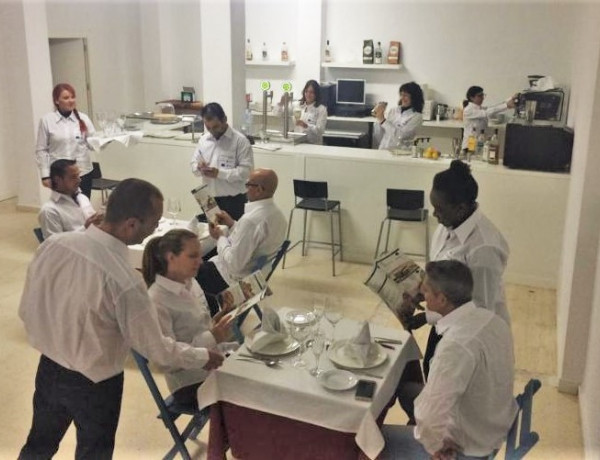 Las personas atendidas en el Programa ‘Impulso’ de Murcia realizan una actividad de formación en el sector de hostelería